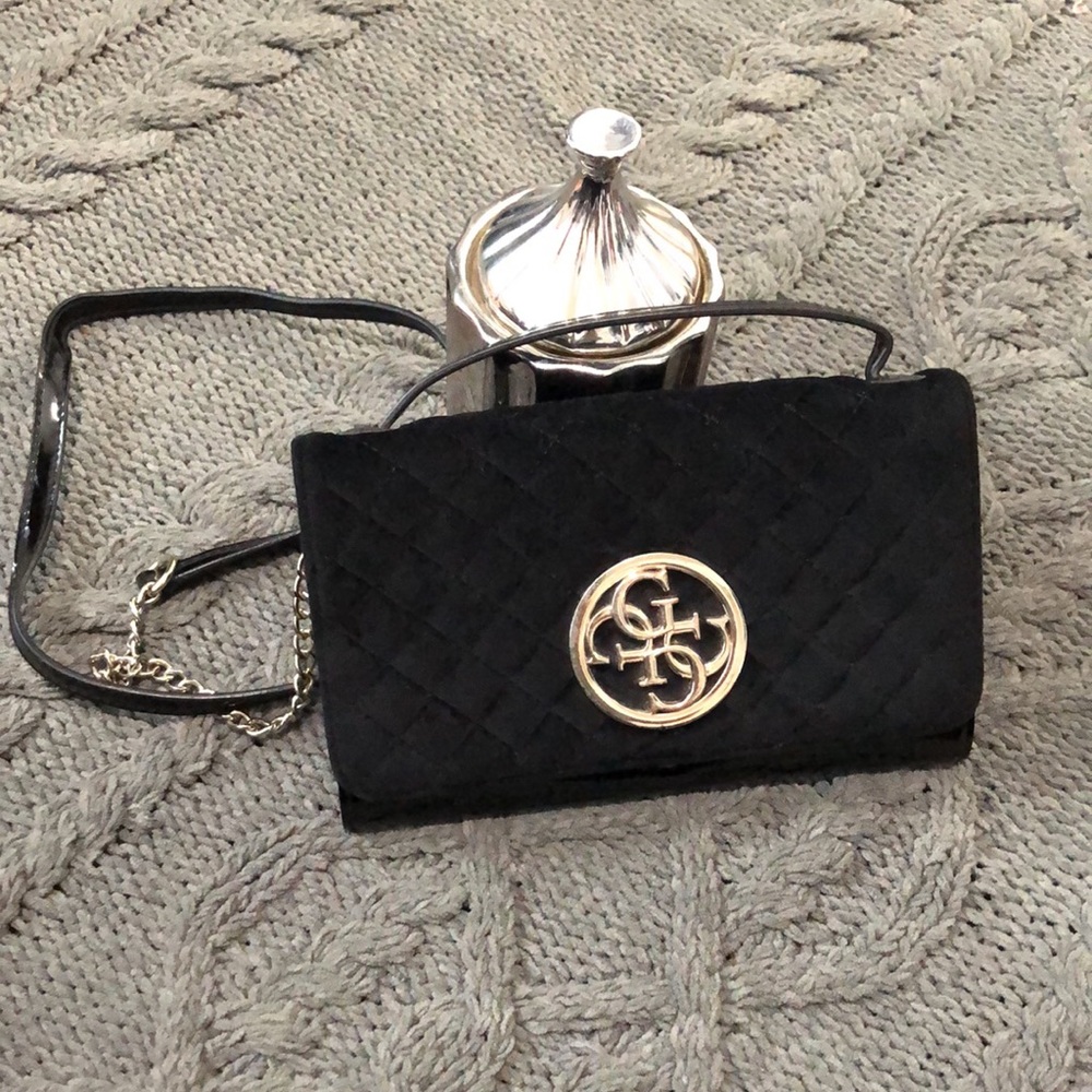 Guess Clutch 💫Good condition 💫